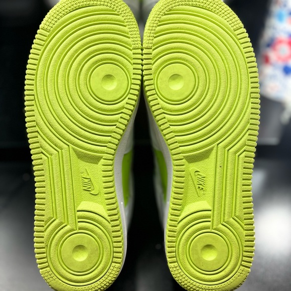 Women’s Nike Size 7.5 “VOLT” AF1’s - Picture 5 of 5